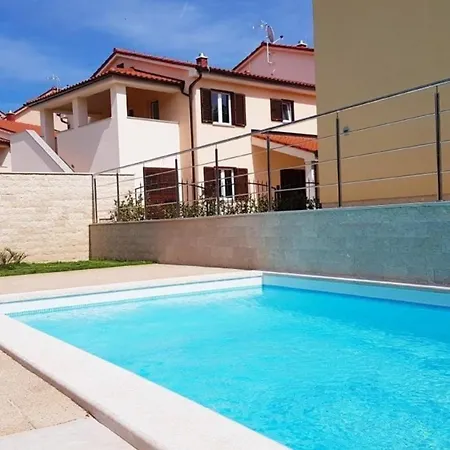 In Mit Privatem Pool Банджоле