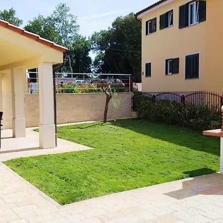 Nyaraló In Mit Privatem Pool